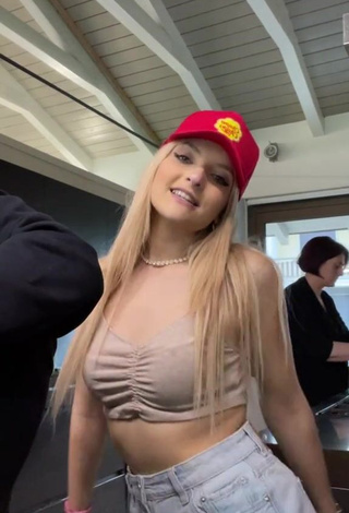 Hot Aurorabaru Shows Cleavage in Crop Top