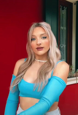 4. Desirable Aurorabaru Shows Cleavage in Turquoise Crop Top