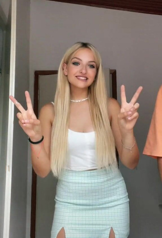 1. Cute Aurorabaru Shows Cleavage in White Crop Top