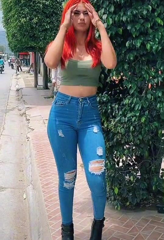 Hot Jissela López Shows Butt in a Street