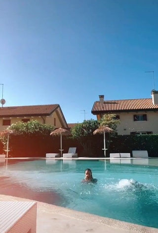 4. Hottie Susanna Bonetto in Blue Bikini at the Swimming Pool