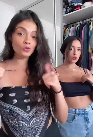 1. Sexy Carol & Vitoria Shows Cleavage