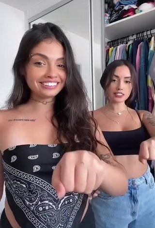 Sexy Carol & Vitoria Shows Cleavage