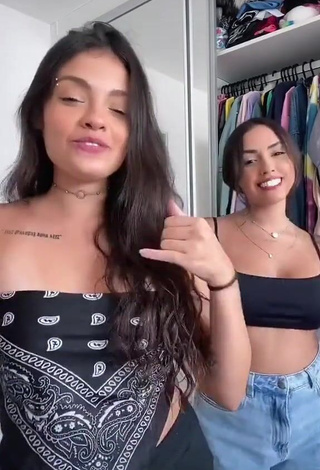 3. Sexy Carol & Vitoria Shows Cleavage