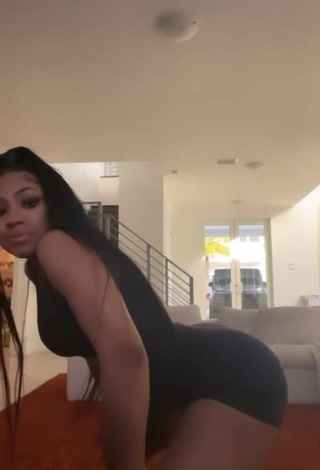 4. Hot Duo City Girls in Sport Bra while Twerking