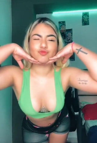 1. Chantall Pizzino Looks Beautiful in Green Crop Top