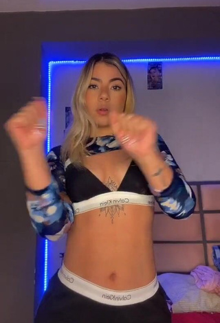 3. Chantall Pizzino Looks Erotic in Crop Top