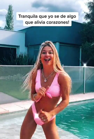 4. Emiestoco Looks Erotic in Pink Bikini at the Swimming Pool