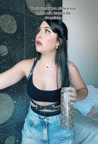 1. Sweetie Evelyn Félix Shows Cleavage in Black Crop Top