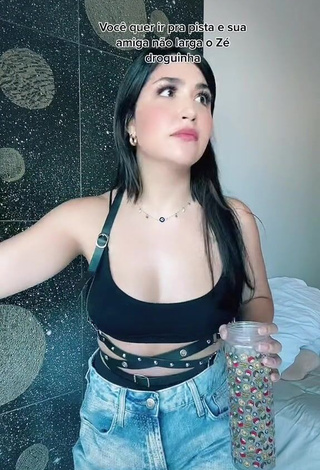 3. Sweetie Evelyn Félix Shows Cleavage in Black Crop Top