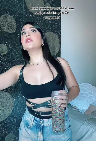 4. Sweetie Evelyn Félix Shows Cleavage in Black Crop Top