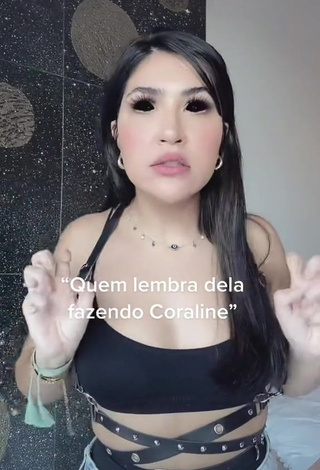 3. Desirable Evelyn Félix Shows Cleavage in Black Crop Top