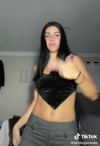 4. Sensual Ferchu Gimenez Shows Cleavage in Black Crop Top