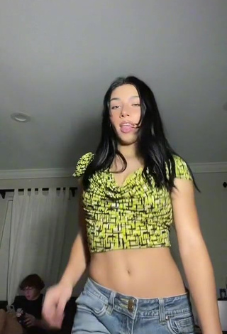 1. Gorgeous Ferchu Gimenez Shows Cleavage in Alluring Crop Top while doing Belly Dance