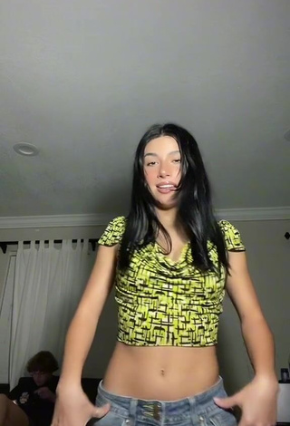 3. Gorgeous Ferchu Gimenez Shows Cleavage in Alluring Crop Top while doing Belly Dance