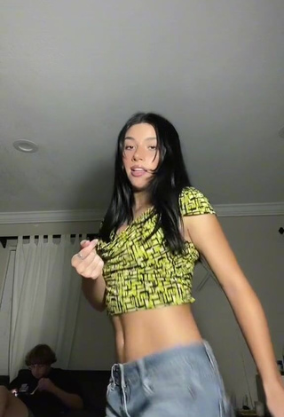 4. Gorgeous Ferchu Gimenez Shows Cleavage in Alluring Crop Top while doing Belly Dance