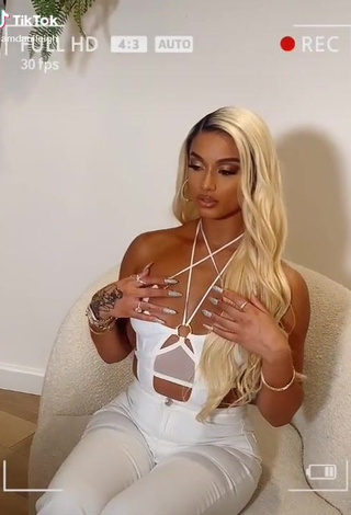 Cute DaniLeigh Shows Cleavage