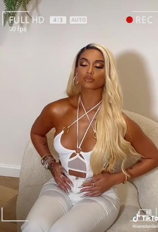 3. Cute DaniLeigh Shows Cleavage