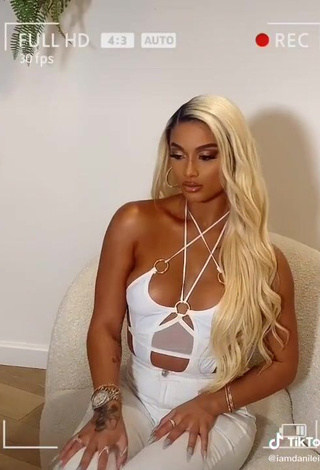 4. Cute DaniLeigh Shows Cleavage