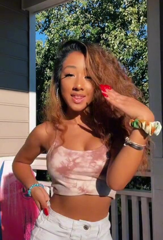 Desirable Jayla Marie Shows Cleavage in Crop Top and Bouncing Tits