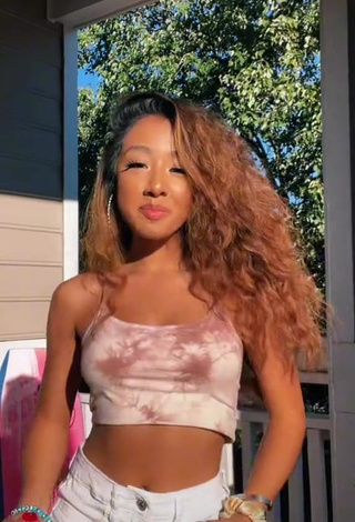 3. Desirable Jayla Marie Shows Cleavage in Crop Top and Bouncing Tits