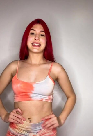 1. Hottie Jennifer Garcia Shows Cleavage in Crop Top and Bouncing Tits