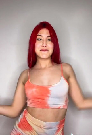 3. Hottie Jennifer Garcia Shows Cleavage in Crop Top and Bouncing Tits