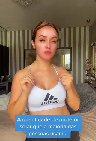 3. Hot juhvellegas Shows Cleavage in Sport Bra