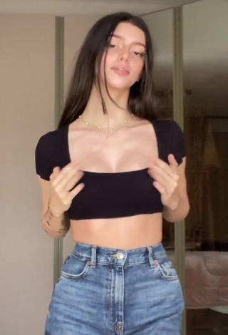 4. Hottie Julia Turati Shows Cleavage in Black Crop Top