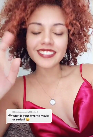 4. Sexy kiki_mats Shows Cleavage