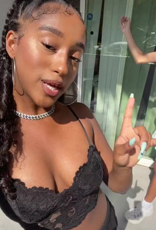 3. Sexy Kyla Imani Shows Cleavage in Crop Top