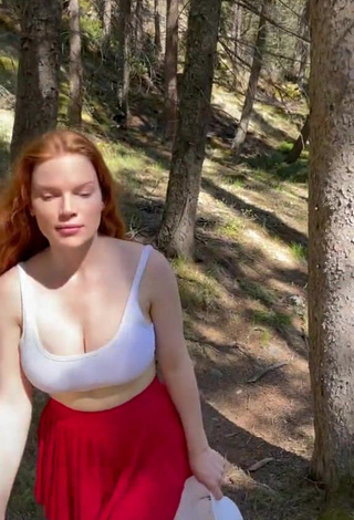 4. Breathtaking Levi Coralynn Shows Cleavage in White Crop Top