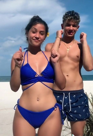 4. Sexy Lianet Jacinto Shows Cleavage in Blue Bikini at the Beach