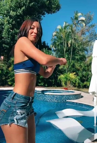 4. Cute Lianny Milan Shows Cleavage in Blue Crop Top at the Pool