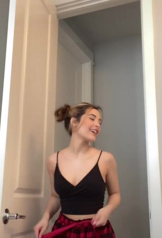 1. Cute Lillian Delaney Shows Cleavage in Black Crop Top