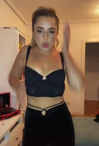 Hot Lola Índigo Shows Cleavage in Black Crop Top