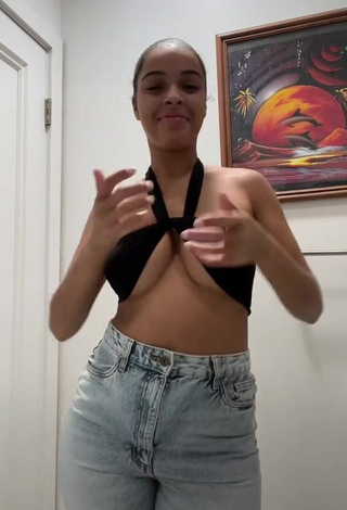 4. Pretty Lynn Bailey Shows Cleavage in Black Crop Top and Bouncing Boobs (Underboob)