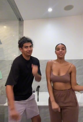 4. Sweet Lynn Bailey Shows Cleavage in Cute Beige Crop Top and Bouncing Tits