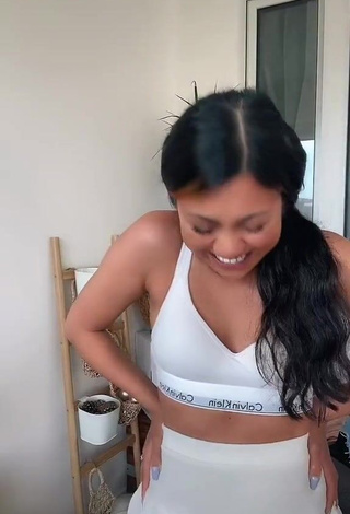 Hot maddys_healthy Shows Cleavage in White Crop Top