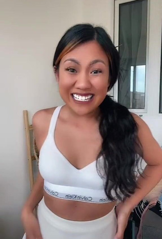 3. Hot maddys_healthy Shows Cleavage in White Crop Top