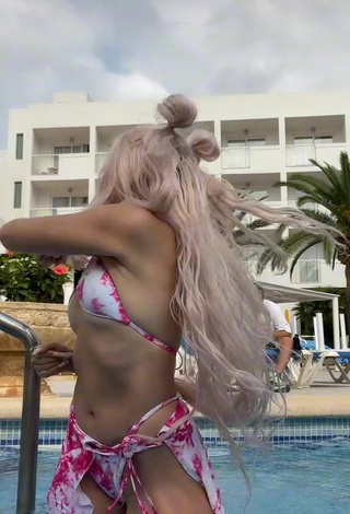 Hot Makeeva Shows Cleavage in Mini Bikini at the Swimming Pool (Underboob)