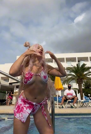 3. Sexy Makeeva Shows Cleavage in Bikini at the Swimming Pool