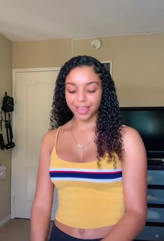 1. Hot Mariah Williams Shows Cleavage in Crop Top and Bouncing Boobs