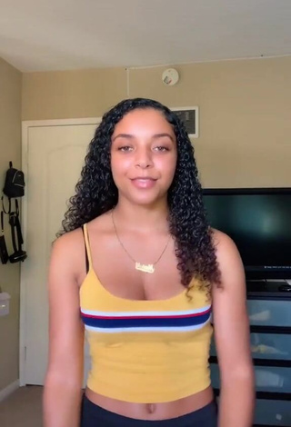 3. Hot Mariah Williams Shows Cleavage in Crop Top and Bouncing Boobs