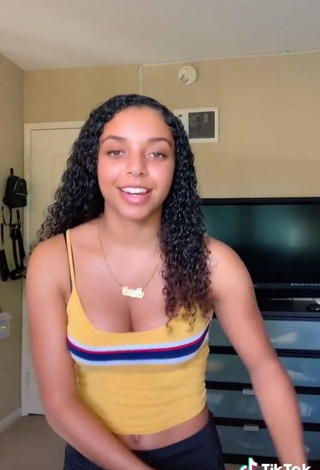 4. Hot Mariah Williams Shows Cleavage in Crop Top and Bouncing Boobs