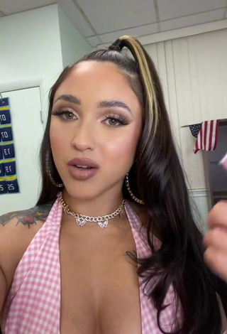 Desirable Mariah Angeliq Shows Cleavage in Checkered Crop Top