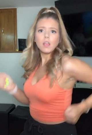 4. Hot Mariah Covarrubias Shows Cleavage in Orange Crop Top