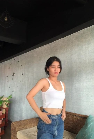 1. Hot maypresado Shows Cleavage in White Crop Top