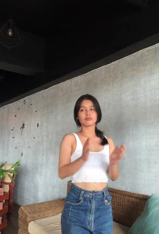 Hot maypresado Shows Cleavage in White Crop Top