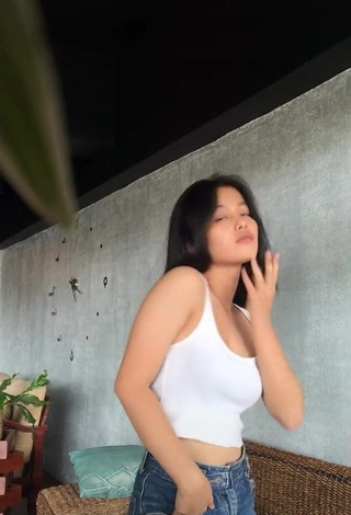 1. Sexy maypresado Shows Cleavage in White Crop Top